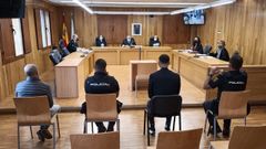 Los dos acusados, escoltados por la polica durante el juicio celebrado este jueves en la Audiencia Provincial de Lugo