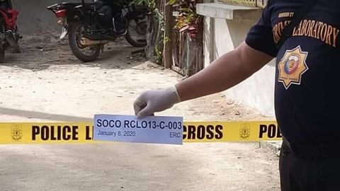 Un polica filipino junto al lugar en el que fue abatido el corus Diego Bello.