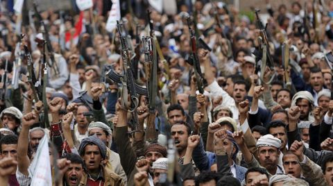 Los hutes convocaron una manifestacin multitudinaria en la capital yemen, San, para condenar los ataques. 