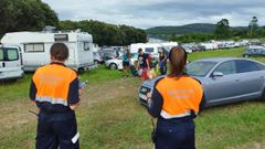 Dos voluntarias de la agrupacin de Proteccin Civil de Ortigueira controlan uno de los aparcamientos habilitados durante el festival