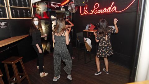 Los primeros clientes en la reactivación del ocio nocturno en el pub La Pomada de Pontevedra