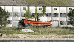 La embarcacin sigue deteriorndose en las inmediaciones del antiguo astillero Sicar en Brens, Cee