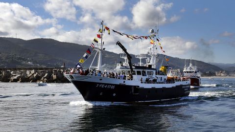 Tras depositar la fianza de 170.000 euros que le exiga el Gobierno de Dubln, Irlanda retiene por problemas para la navegacin al Punta Candieira, que en la foto aparece en una procesin martima de Celeiro