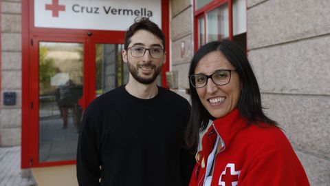 Juan Sebastin Lopera junto a Natividad lvarez en la sede provincial de Cruz Roja en Ourense