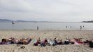Bañistas ayer en la playa de Silgar, en un día en el que el termómetro rozó los 27 grados.