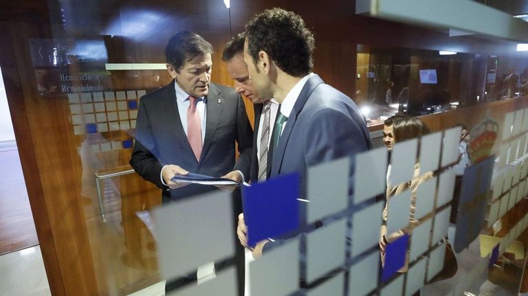 El presidente del Principado, Javier Fernández (i), tras finalizar su intervención en el último debate de orientación política de la legislatura.