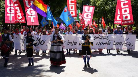 Miles de personas participan en la manifestacin por el Primero de Mayo convocada por UGT y CCOO este lunes en Oviedo.