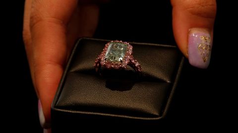 El anillo con el mayor diamante verde del mundo se subasta estos das en Christie, que prev conseguir ms de 16 millones de dlares con su venta.