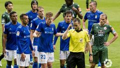 Los jugadores del Oviedo protestan el penalti de Tejera