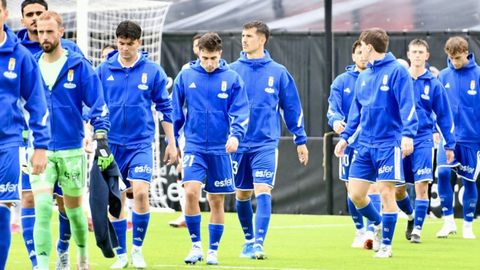 Los jugadores del Oviedo, antes del partido ante el Ceuta
