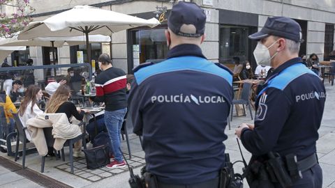 Imagen de archvo de agentes de la Polica Local controlando el cumplimiento de la normativa anticovid en terrazas en Pontevedra
