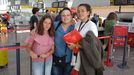Xiana Vázquez (a la derecha) junto a su madre y su hermana cuando se iba para Canadá
