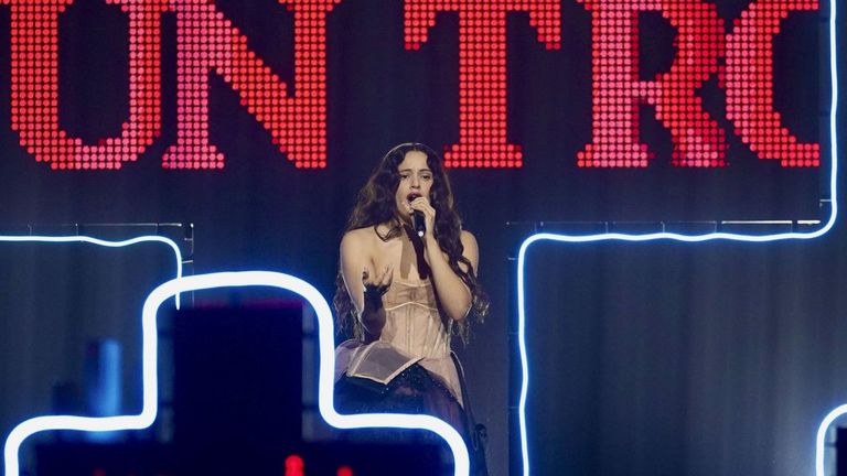 Un obispo dedica su hoja dominical a Rosalía: «No consigo entenderte, pero me gustaría hacerlo»