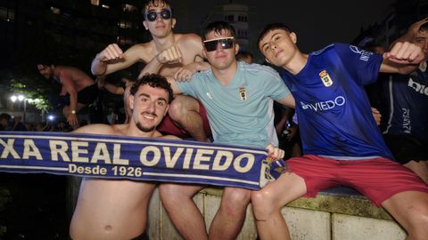 Cientos de aficionados celebran el ascenso del Real Oviedo en la plaza Amrica