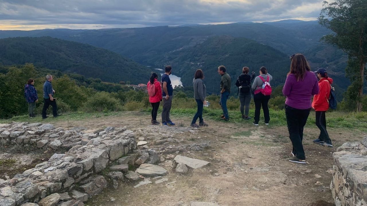 As fue la jornada inaugural de Fairway en Compostela.Un grupo de turistas visita el castro de Arxeriz, en O Saviao, dentro del programa de actividades de otoo organizado para este ao por el consorcio de la Ribeira Sacra 