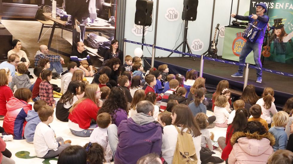 Sbado de fiestas populares por la provincia.Paco Nogueiras acta en O Corgo