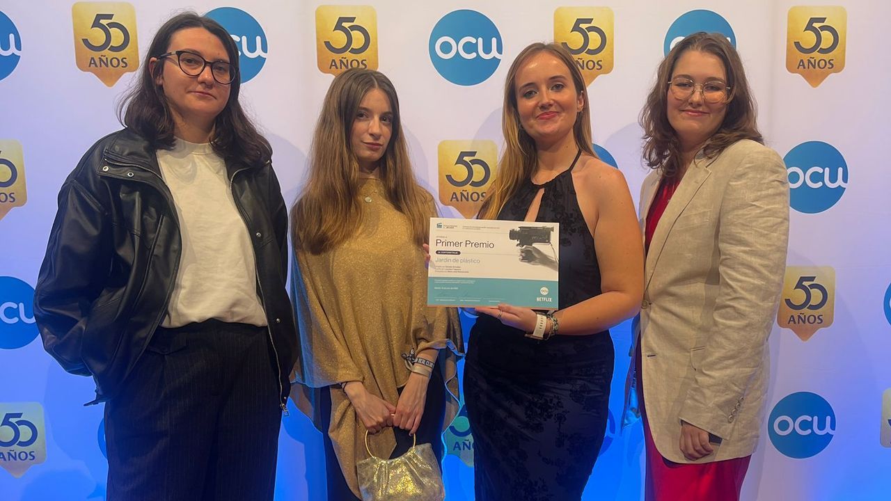 Daniela, de vestido azul, tras recoger su premio en la gala de la OCU