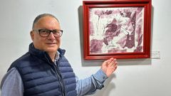 Gelín Fernández con uno de los cuadros pintados con vino que expone en Allariz