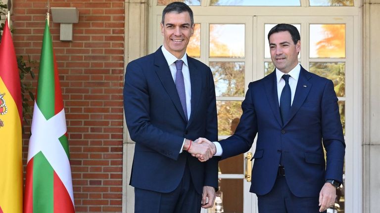 El Ejecutivo da prioridad al autogobierno de País Vasco y Cataluña y deja atrás a Galicia