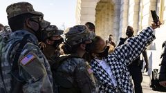 Jennifer Lopez se fotografi con soldados desplegados en Washington