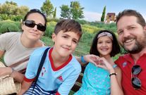 Nico, con la camiseta del Celta, junto a su familia