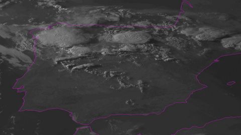 La imagen del satélite de ayer por la tarde captó el enorme sistema tormentoso sobre Galicia
