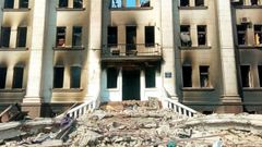 Vista general de los restos del teatro bombardeado en Maripol