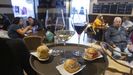 Bandeja con vino y aperitivos en un restaurante de Avilés