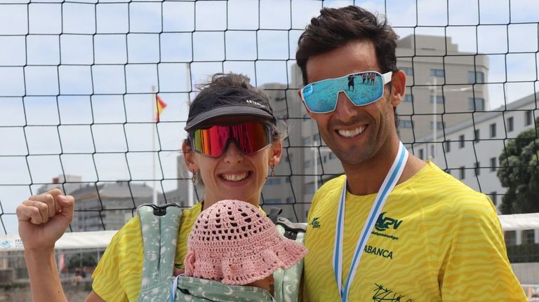 La pareja argentino-croata que reina en el vóley playa gallego