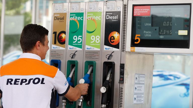 Facua advierte de que una de cada cuatro gasolineras aprovechó la bajada del IVA para subir precios