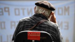 Un jubilado participa en la manifestacin en defensa de las pensiones en Gijn