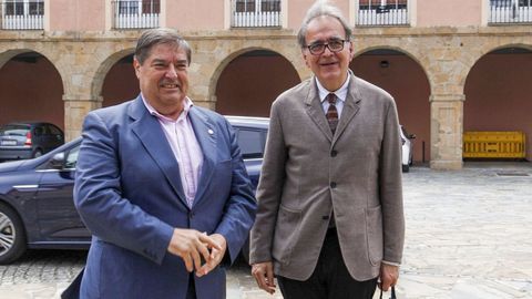 El ministro de Universidades, Joan Subirats (derecha), y el rector de la UDC, Julio Abalde, este miércoles en A Maestranza