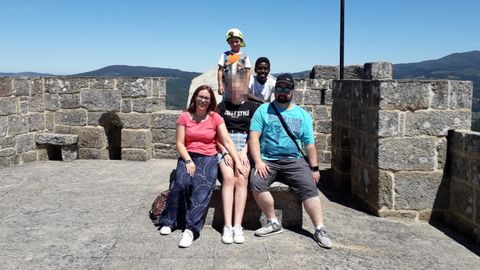 Tania y su familia con la menor acogida durante una excursin a Vilasobroso