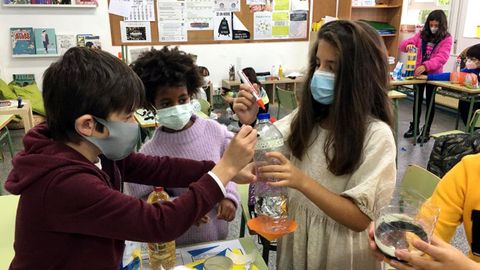 Un grupo de alumnos del centro educativo de Tui llevan a cabo un experimento.