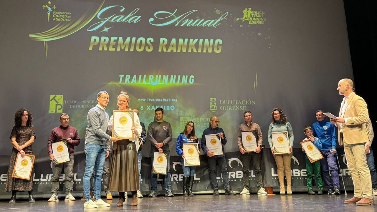 La concejala Silvia Agrafojo recogi� los galardones concedidos al Trail de Lousame.