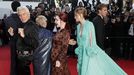 El director de Elvis, Baz Luhrmann, Priscilla Presley y la actriz que la encarna en el filme, Olivia DeJonge, este mircoles en Cannes.