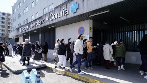 Por el edificio central del Hospital Universitario A Coruña (Chuac) pasan diariamente miles de personas.