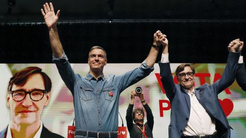 El presidente del Gobierno, Pedro Snchez, y el candidato del PSC a la Generalitat, Salvador Illa, este jueves en un mitin en Villanueva y Geltr 