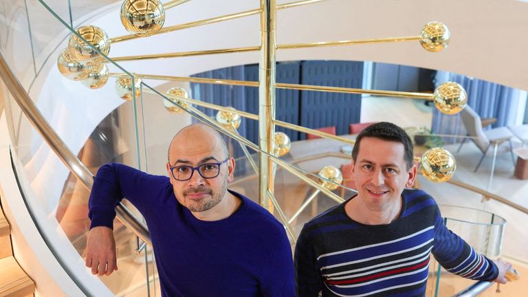 Demis Hassabis y John Jumper, los creadores de la IA que predice la estructura de las proteínas que ganó el Nobel