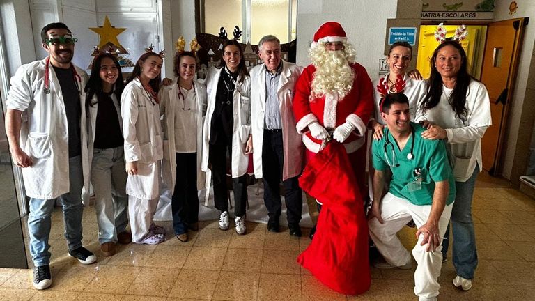 Papá Noel llena de ilusión el Hospital Provincial de Pontevedra