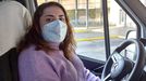 Liliana Ramos conduce el bus que lleva a los más madrugadores desde Os Ancares y hasta el HULA