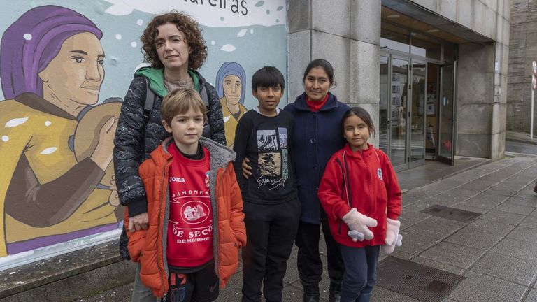 Malestar en los usuarios de los centros sociales de Santiago por la suspensión de las actividades: «Tendré que dejar a los niños solos en casa para poder ir a trabajar»