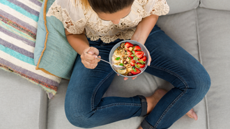 Llevar una dieta equilibrada es clave para prevenir problemas digestivos.