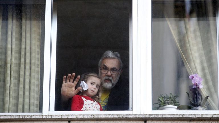 Encerrados. �Los ciudadanos solo podr�n salir de casa para trabajar, hacer la compra o una causa de fuerza mayor�. Y tras esas palabras, todo cambi�. 