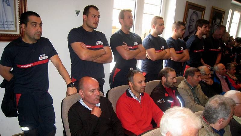 Los bomberos de Natutecnia asistieron al pleno de Sarria de pie desde la �ltima fila