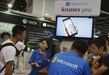 Representantes de Microsoft promocionan Windows 10 en una feria de juegos en Hong Kong. 