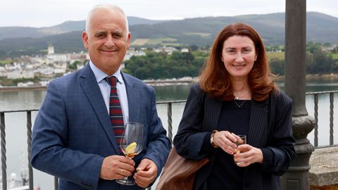 Los responsables de comunicaci�n de Coca-Cola en Asturias y Galicia, respectivamente, Ram�n M�ndez y Gema Dom�nguez, durante el c�ctel ofrecido en los Encuentros en el Eo 2026