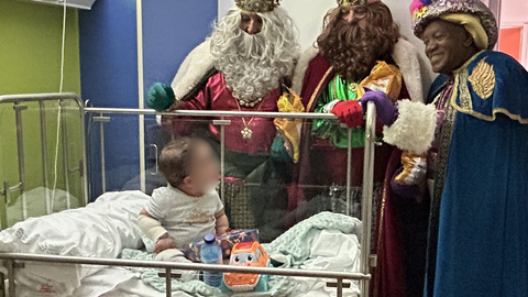 Los Reyes Magos visitaron esta ma�ana a los ni�os y ni�as hospitalizados en Ferrol.