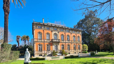 Villa se�orial asturiana rodeada de jardines, actualmente en venta por 4,9 millones de euros.