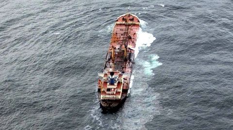 O Prestige, cargado con 77.000 toneladas de fuel, deixou unha marea de 200 metros de anchura e 30 quilmetros de lonxitude o 4 de novembro do 2002